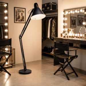 Grande lampada da terra articolata di colore nero con base circolare, posizionata in un camerino con specchio e vestiti.