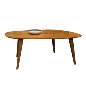 Tavolino da caffè in legno con piano a forma organica e tre gambe affusolate, con una ciotola decorativa al centro.