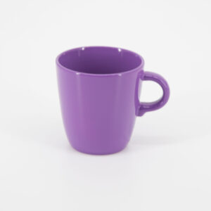 Tazza singola in ceramica di colore viola intenso, con manico, su sfondo bianco neutro, vista frontale.