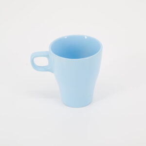 Tazza mug in ceramica di colore azzurro pastello con manico, fotografata su sfondo bianco neutro.