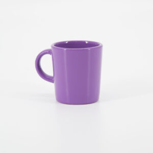 Un mug in ceramica di colore viola intenso, con manico, posizionato su uno sfondo bianco neutro.