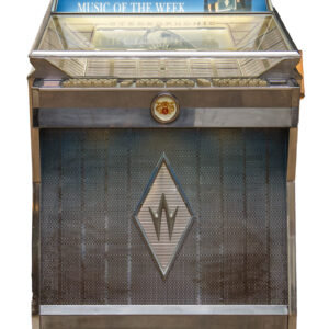 Jukebox Wurlitzer vintage anni '50 con finiture cromate e griglia metallica, ideale come oggetto di scena per produzioni cinematografiche e fotografiche.