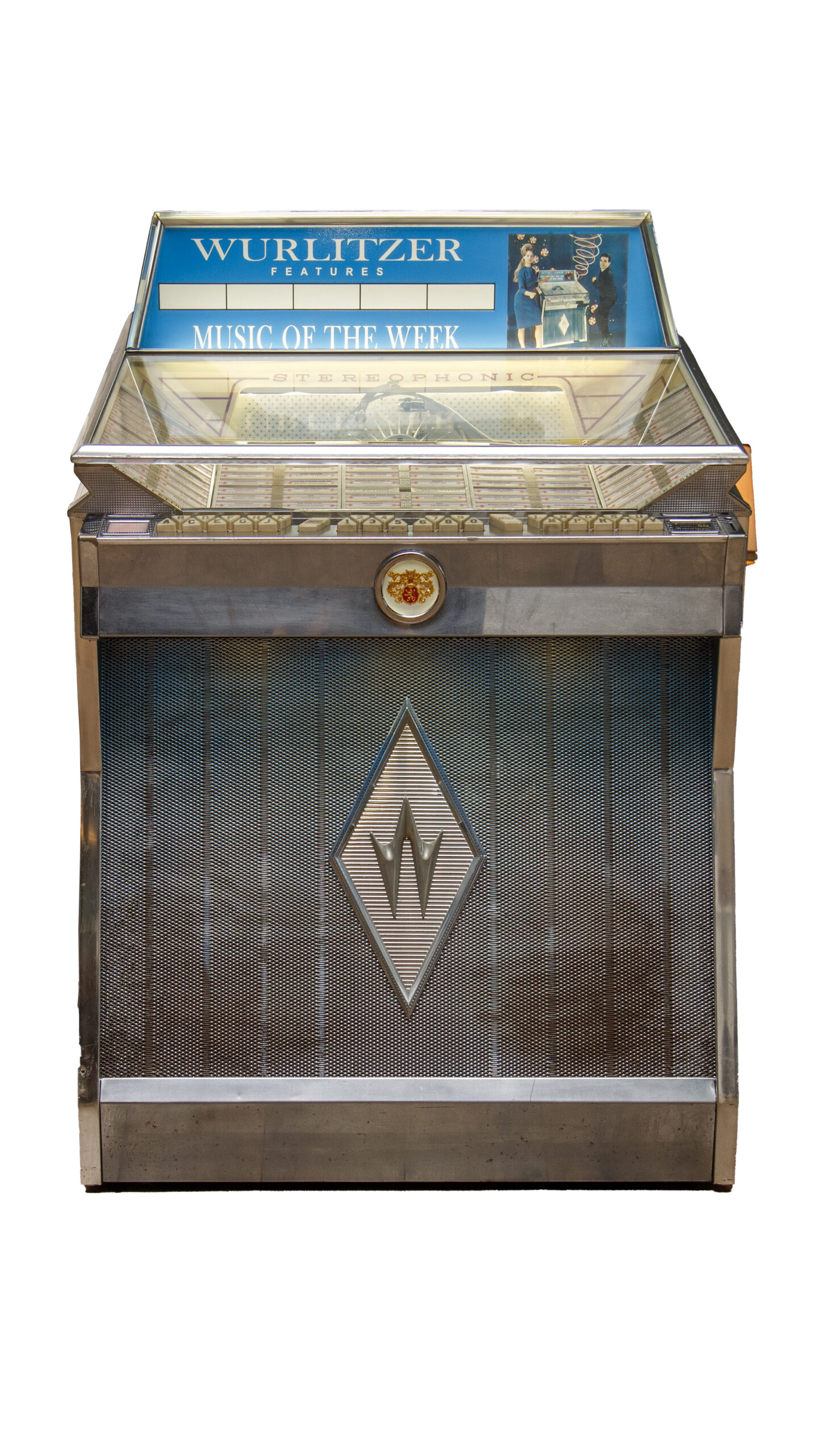 Jukebox Wurlitzer vintage anni '50 con finiture cromate e griglia metallica, ideale come oggetto di scena per produzioni cinematografiche e fotografiche.