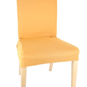 Sedia con struttura in legno chiaro e coprisedia in tessuto elasticizzato color giallo senape, su sfondo bianco.