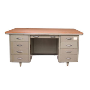 Scrivania da ufficio vintage in metallo grigio con piano marrone e cassetti su entrambi i lati, su sfondo bianco.