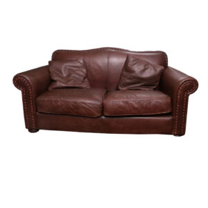 Divano classico a due posti in pelle marrone scuro con borchie decorative, su sfondo bianco.