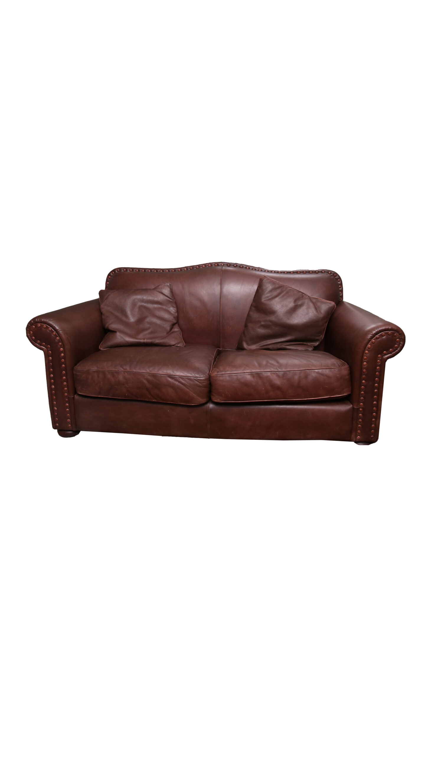 Divano classico a due posti in pelle marrone scuro con borchie decorative, su sfondo bianco.