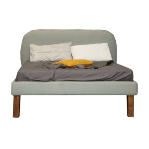 Letto matrimoniale imbottito moderno con testiera arrotondata in tessuto verde salvia, gambe in legno, biancheria da letto grigia e cuscino giallo, su sfondo bianco.