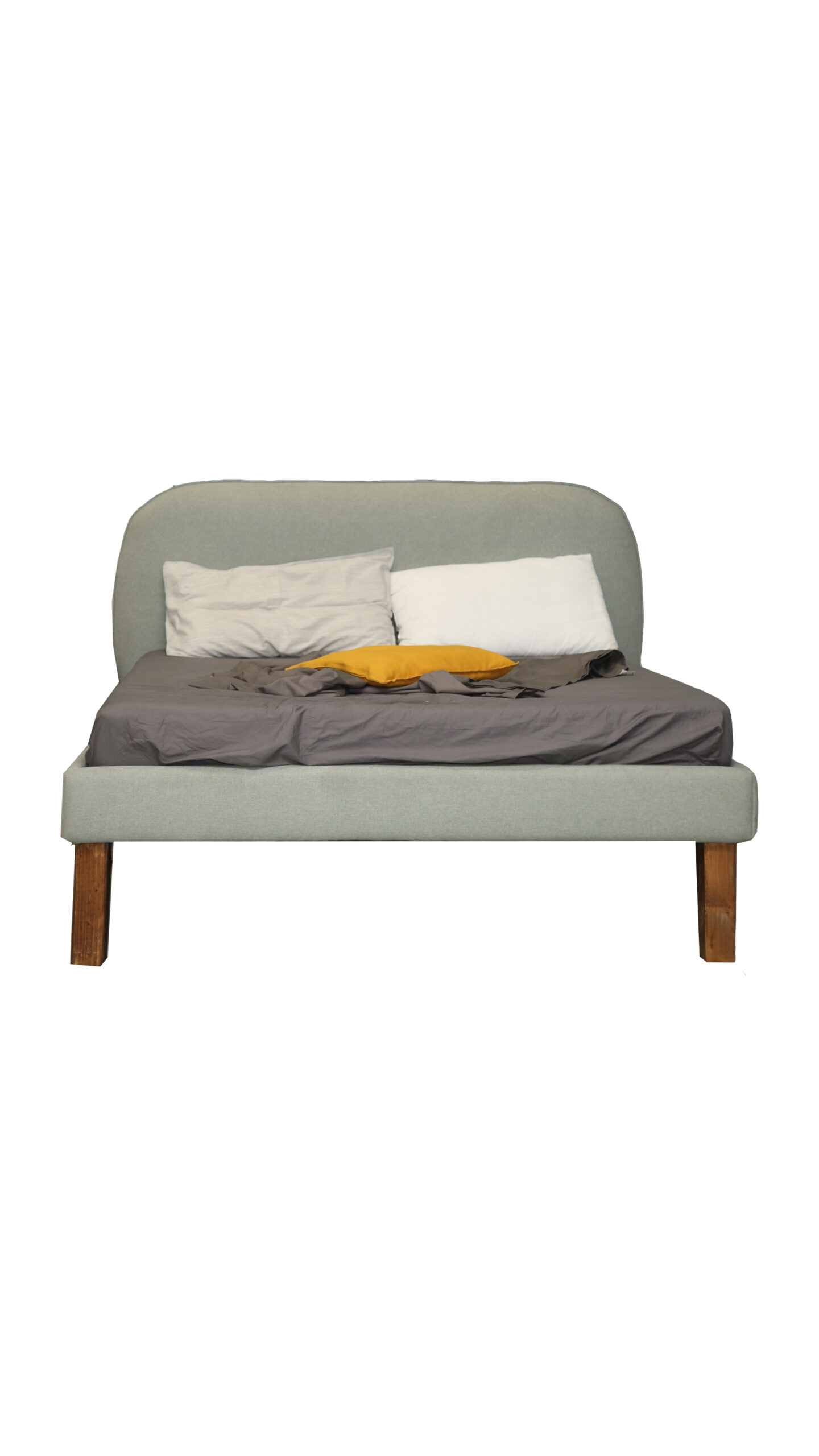 Letto matrimoniale imbottito moderno con testiera arrotondata in tessuto verde salvia, gambe in legno, biancheria da letto grigia e cuscino giallo, su sfondo bianco.
