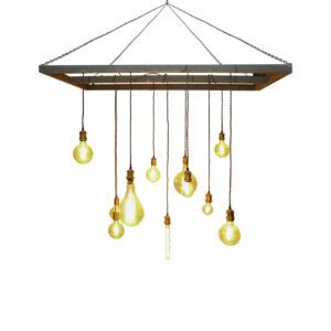 Lampadario a sospensione in stile industriale con struttura quadrata in metallo e dieci lampadine Edison a filamento visibile, su sfondo bianco.