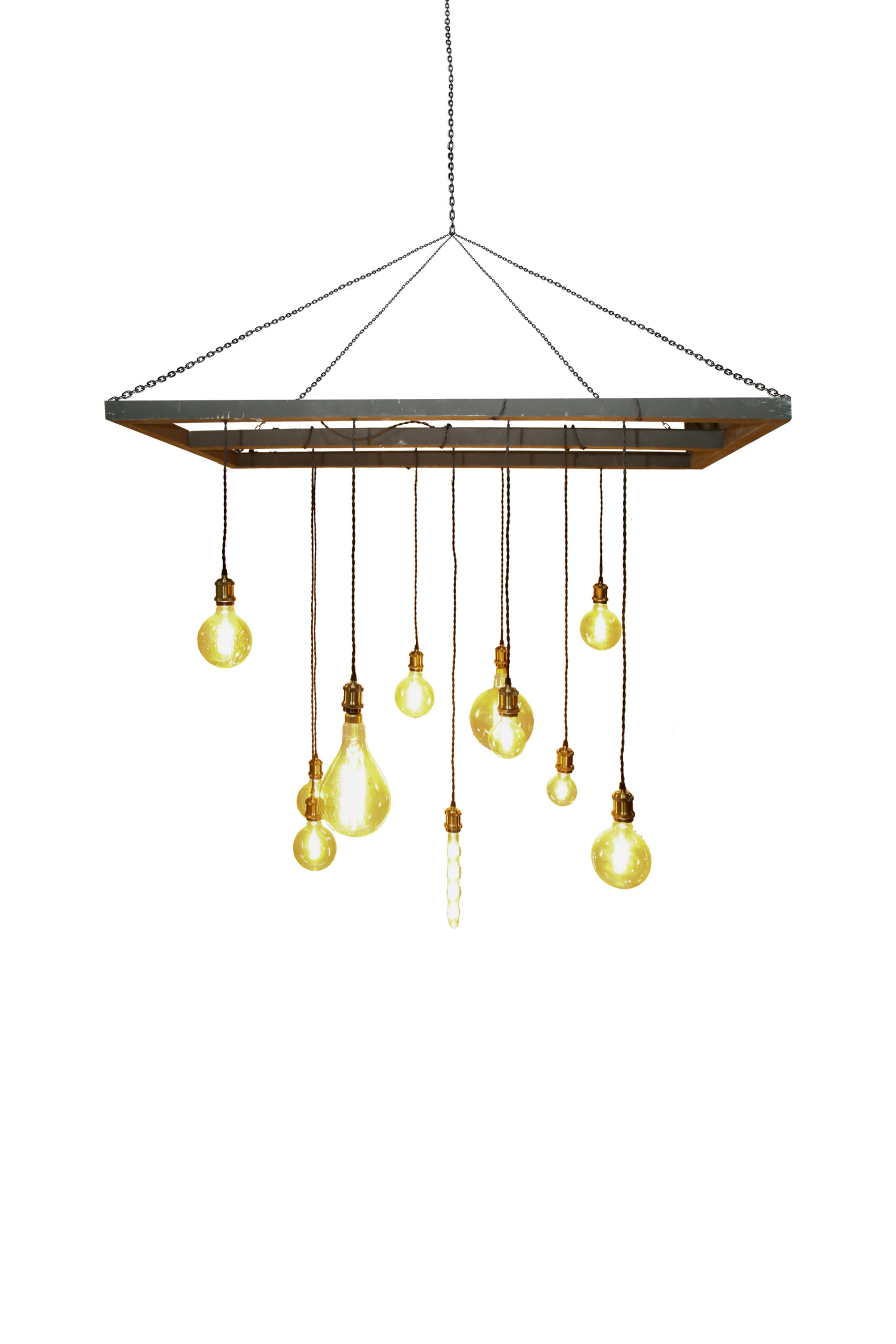 Lampadario a sospensione in stile industriale con struttura quadrata in metallo e dieci lampadine Edison a filamento visibile, su sfondo bianco.