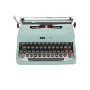 Macchina da scrivere portatile Olivetti Lettera 32 di colore verde acqua, vista frontale, su sfondo bianco. Ideale come oggetto di scena vintage per produzioni.