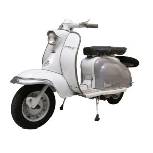 Lambretta Li scooter vintage bicolore bianco e grigio, con sella nera e ruota di scorta posteriore, su sfondo bianco.