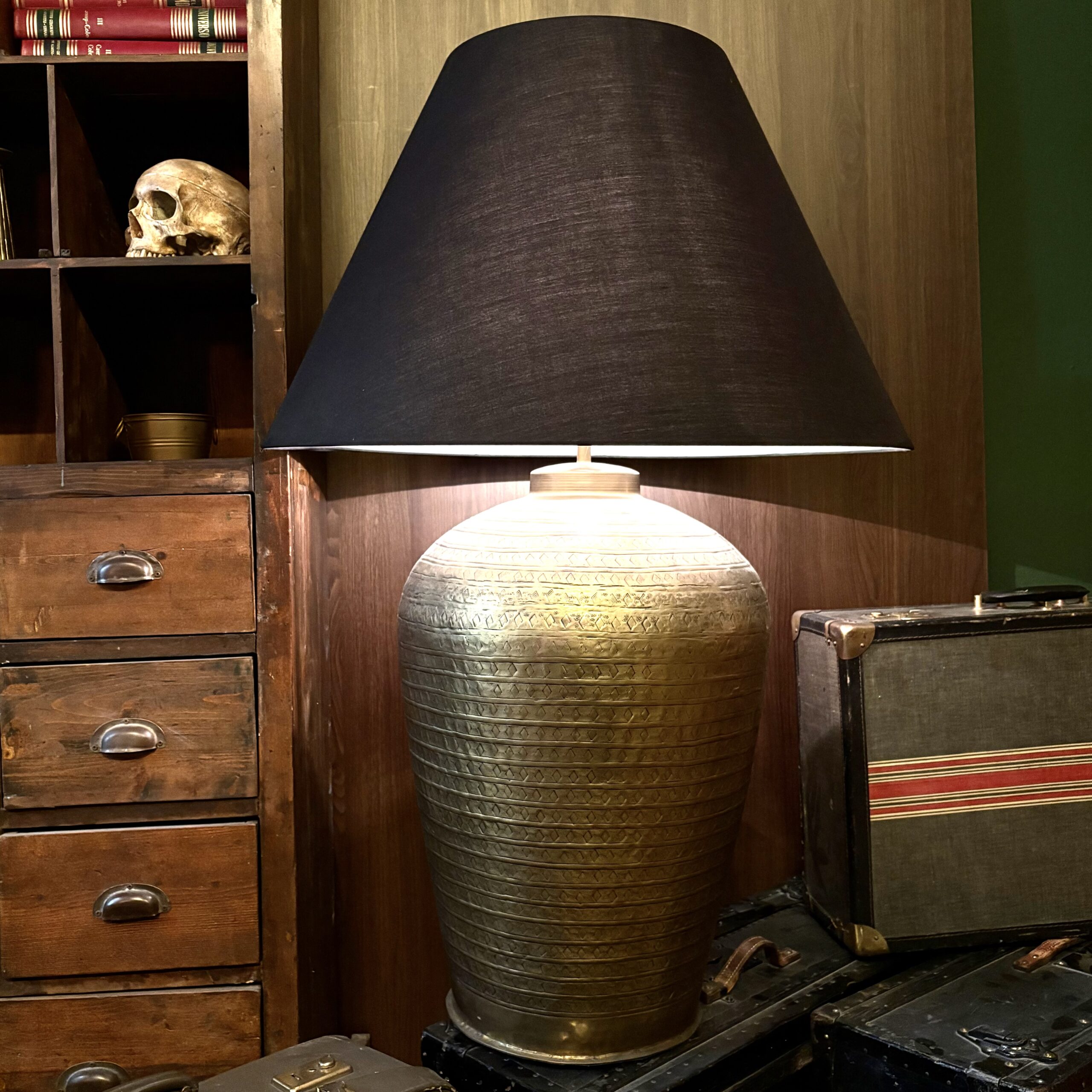 Lampada da Terra Vintage con Paralume Nero e Base in Metallo Inciso
