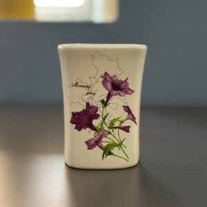 Vaso in ceramica rettangolare color crema con decorazione floreale viola di Morning Glory e testo 'Morning glory'.