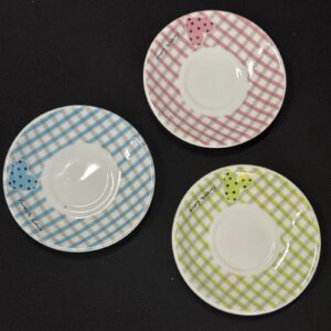 Tre piattini in ceramica a quadretti (rosa, azzurro, verde) con cuori a pois e scritta 'Sweet Love', su sfondo nero.