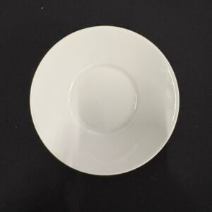 Piattino da caffè in ceramica bianca, visto dall'alto, con una leggera rientranza centrale per la tazza.