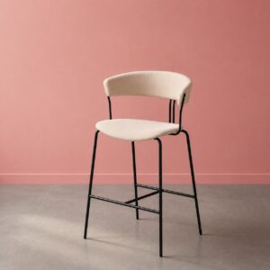 Sgabello da bar moderno con seduta e schienale imbottiti in tessuto beige chiaro e struttura in metallo nero opaco.
