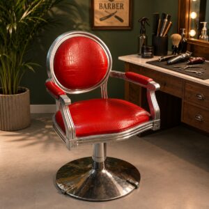 Poltrona da barbiere vintage rossa con rivestimento in similpelle effetto coccodrillo e struttura in metallo lucido.