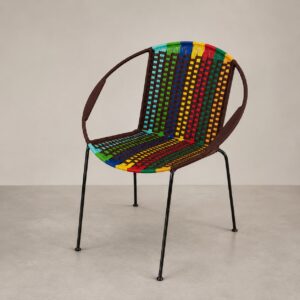 Sedia moderna con struttura in metallo marrone e seduta/schienale intrecciati con corde multicolori vivaci su sfondo scuro.