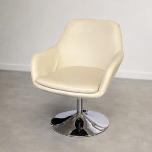 Poltrona girevole moderna con rivestimento in ecopelle color crema e base circolare in metallo cromato lucido, su sfondo neutro.