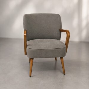 Poltrona vintage con rivestimento in tessuto grigio e struttura in legno chiaro, gambe affusolate e braccioli curvi.
