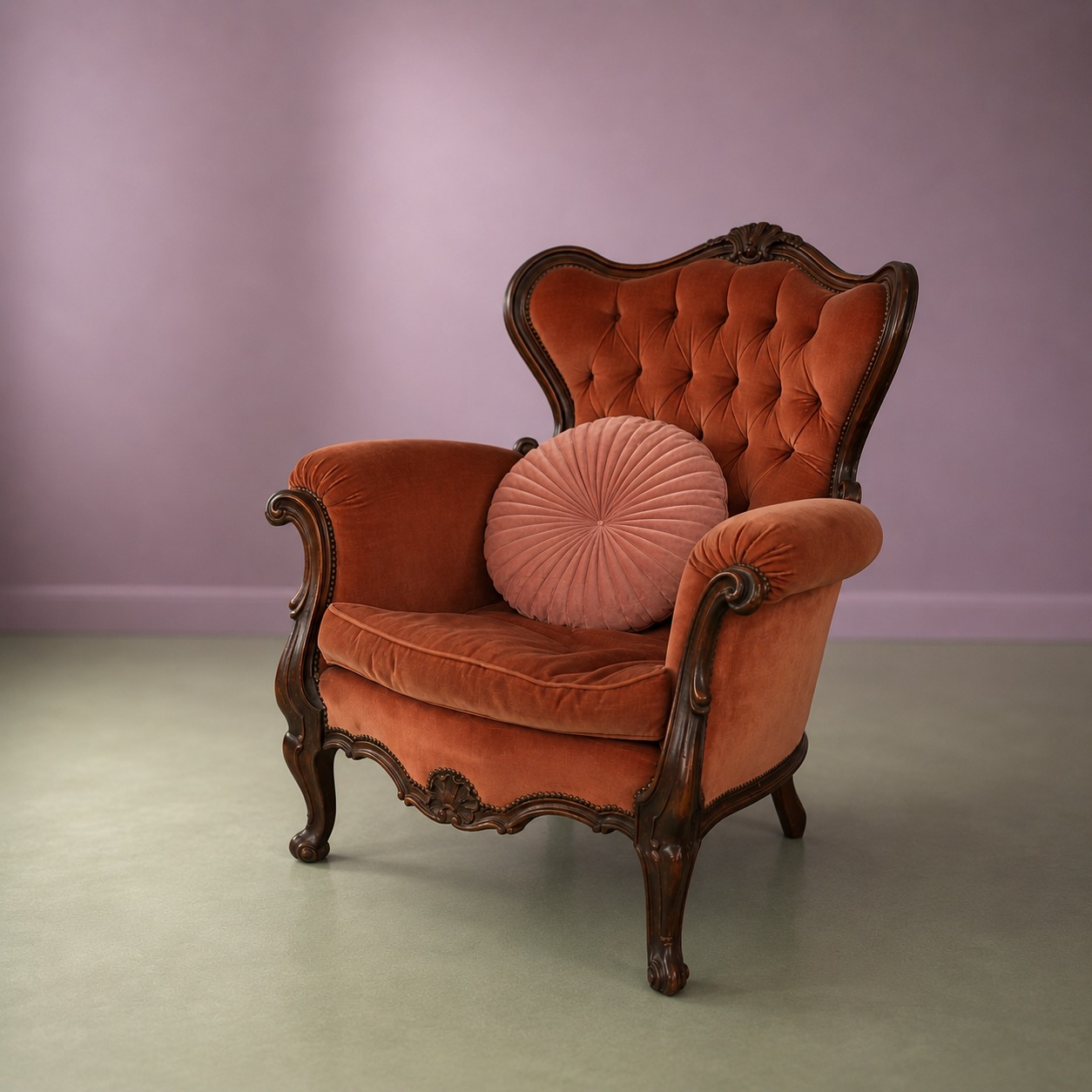 Poltrona barocca in velluto arancio bruciato con struttura in legno intagliato e cuscino rotondo plissettato rosa antico, su sfondo viola.