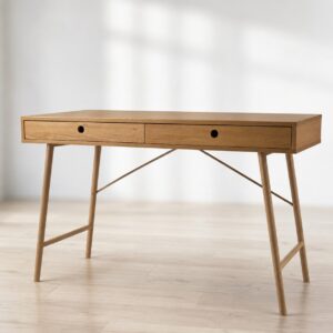 Scrivania moderna in legno di rovere chiaro con due cassetti e gambe affusolate, su pavimento in legno.