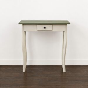 Tavolino consolle vintage con piano verde opaco, struttura crema, gambe curve e un cassetto con pomello scuro.