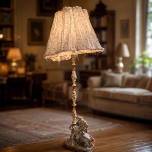 Lampada da terra decorativa con base scultorea di cavalli, fusto dipinto e paralume in tessuto plissettato con motivo floreale.