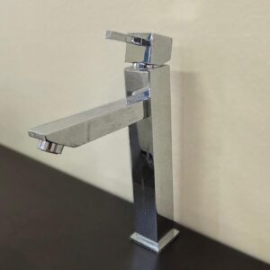 Rubinetto monocomando cromato lucido con design squadrato e moderno, posizionato su una superficie scura.