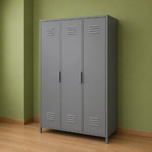 Armadietto spogliatoio metallico grigio a tre ante con feritoie di ventilazione, posizionato contro una parete verde.