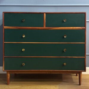 Cassettiera Mid-Century con quattro cassetti verde scuro e struttura in legno marrone, dotata di pomelli in ottone.