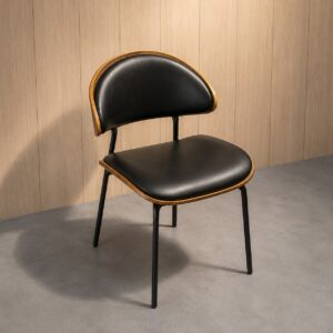 Sedia moderna con schienale e seduta imbottiti in similpelle nera, struttura in legno curvato chiaro e gambe sottili in metallo nero.
