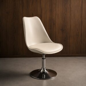 Sedia girevole moderna con seduta imbottita color crema e base a tromba cromata, su pavimento grigio con parete in legno scuro.