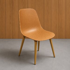 Sedia moderna con scocca monoblocco color terra granulosa e gambe affusolate in metallo dorato, su sfondo di pannelli in legno.