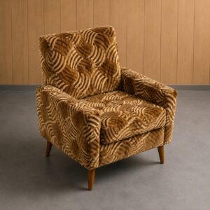 Poltrona vintage in velluto marrone e beige con motivo geometrico a onde, schienale trapuntato e gambe in legno affusolate.