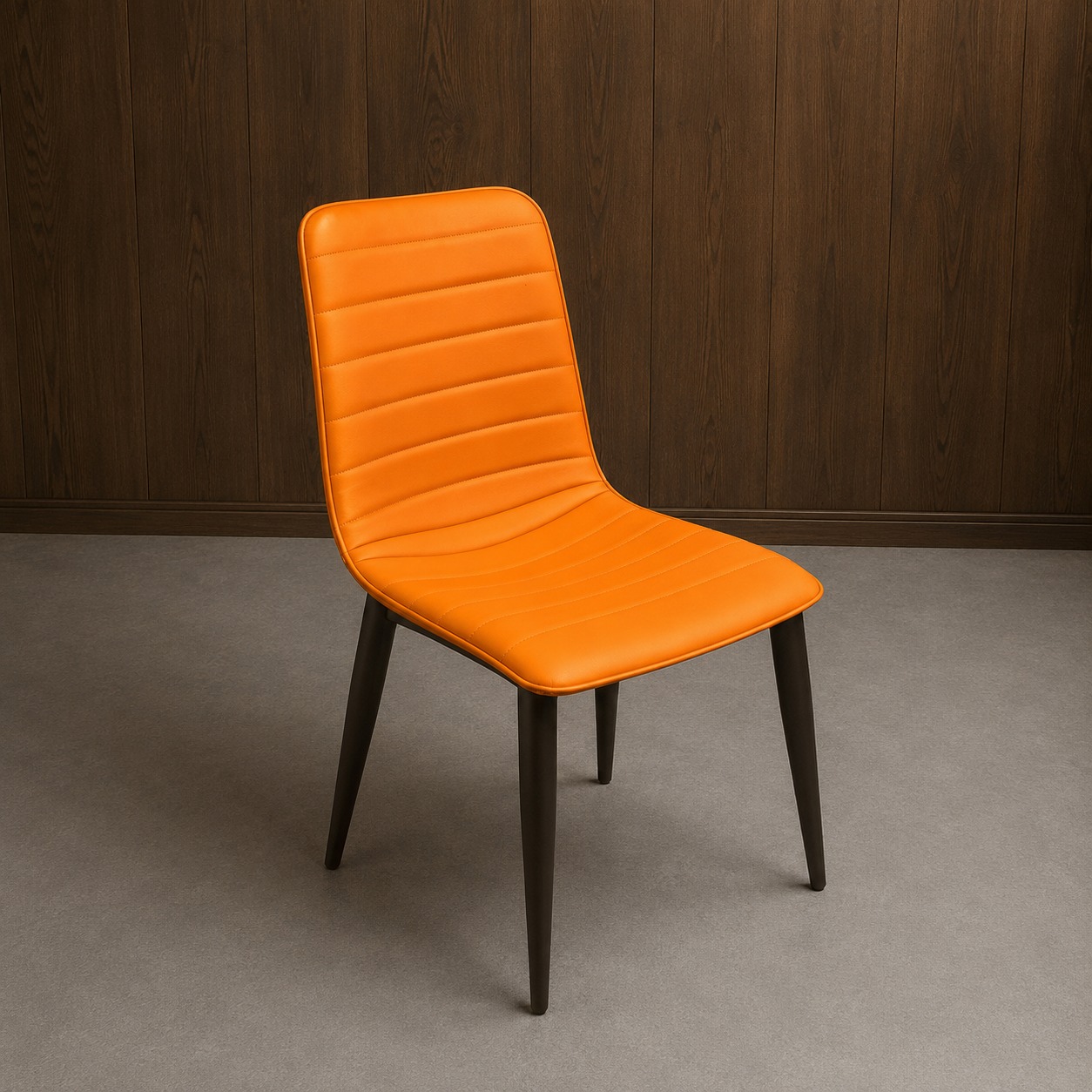 Sedia moderna con seduta e schienale imbottiti in similpelle arancione a righe orizzontali, gambe affusolate in legno scuro, su sfondo neutro.
