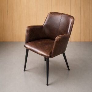 Sedia con braccioli in similpelle marrone effetto invecchiato e gambe in metallo nero, su sfondo neutro.