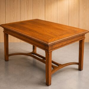 Tavolo rettangolare in legno di colore marrone chiaro con finitura lucida, design classico e gambe dritte con traverse curve.