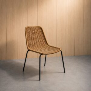 Sedia moderna con seduta e schienale in rattan intrecciato color naturale e gambe sottili in metallo nero, su sfondo in legno chiaro.