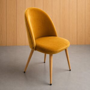Sedia moderna in velluto color ocra con schienale curvo e gambe affusolate in legno chiaro, posizionata su un pavimento grigio davanti a una parete a pannelli in legno.