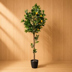 Albero di limoni artificiale con foglie verdi e frutti gialli, posizionato in un vaso nero su un pavimento di legno chiaro.