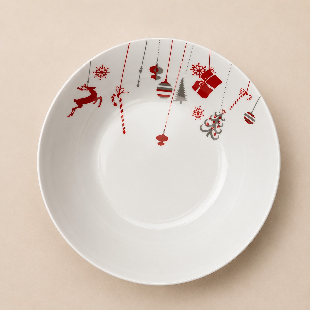 Ciotola in ceramica bianca con bordo decorato a tema natalizio, raffigurante renne, fiocchi di neve e pacchi regalo rossi e grigi.