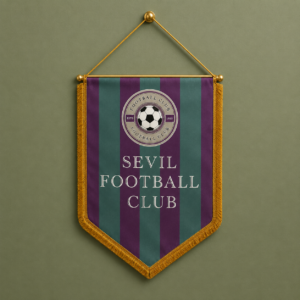 Gagliardetto a strisce verde petrolio e viola con stemma Sevil Football Club, bordi dorati e frange, appeso a parete verde.