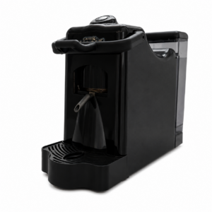 Macchina da caffè a capsule nera con serbatoio trasparente e vassoio raccogligocce, su sfondo bianco.