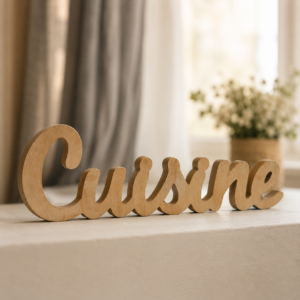 Insegna decorativa in legno chiaro con la scritta "Cuisine" in corsivo, posizionata su un davanzale illuminato.
