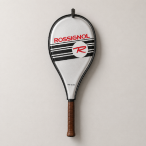 Racchetta da tennis vintage Rossignol Mid Size appesa a un gancio, con testa bianca, logo rosso e impugnatura in pelle marrone.