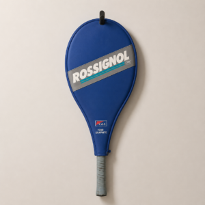 Fodero blu per racchetta da tennis vintage Rossignol F280 Graphite, con logo bianco e grigio, appeso a un gancio nero.