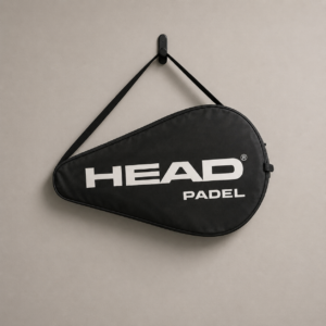 Fodero nero per racchetta da padel HEAD PADEL appeso a un gancio nero su una parete grigia chiara.